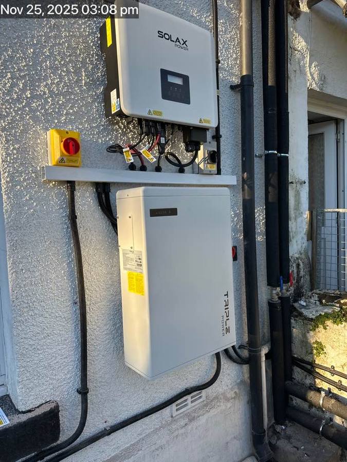 SolaX inverter and battery